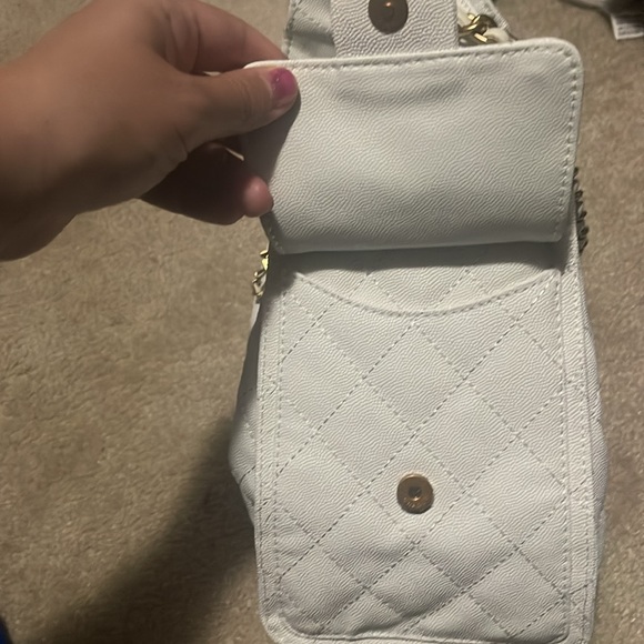 Elegant White Quilted Chain Bag - Picture 8 of 8